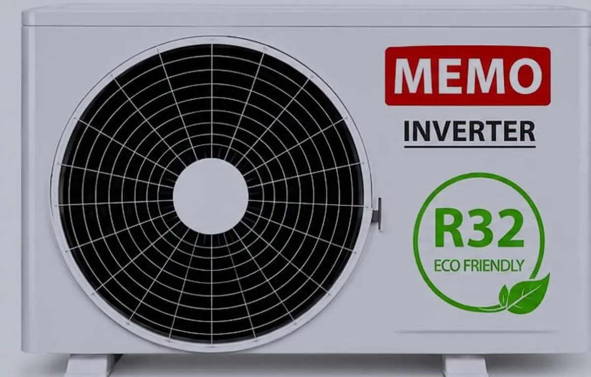 MEMO Inverter-Außengerät mit R32-Kennzeichnung auf hellgrauem Grund